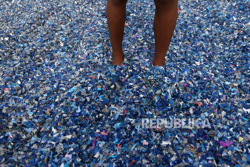 Pekerja meratakan olahan plastik yang dikumpulkan dari bank sampah mandiri masyarakat dan sekolah serta TPA Gampong Jawa saat penjemuran di pusat daur ulang bank sampah induk sadar mandiri, Banda Aceh, Aceh, Rabu (17/3/2021). Bank Sampah merupakan konsep pengumpulan dan pengolahan sampah sebagai strategi untuk membangun kepedulian masyarakat agar dapat secara langsung memanfaatkan sampah untuk peningkatan perekonomian keluarga. 