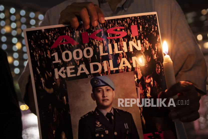 Peserta aksi  memegang poster saat aksi seribu lilin dan doa bersama untuk Alm Brigadir Yosua Hutabarat di Bundaran HI, Jakarta, Jumat (22/7/2022). ilustrasi