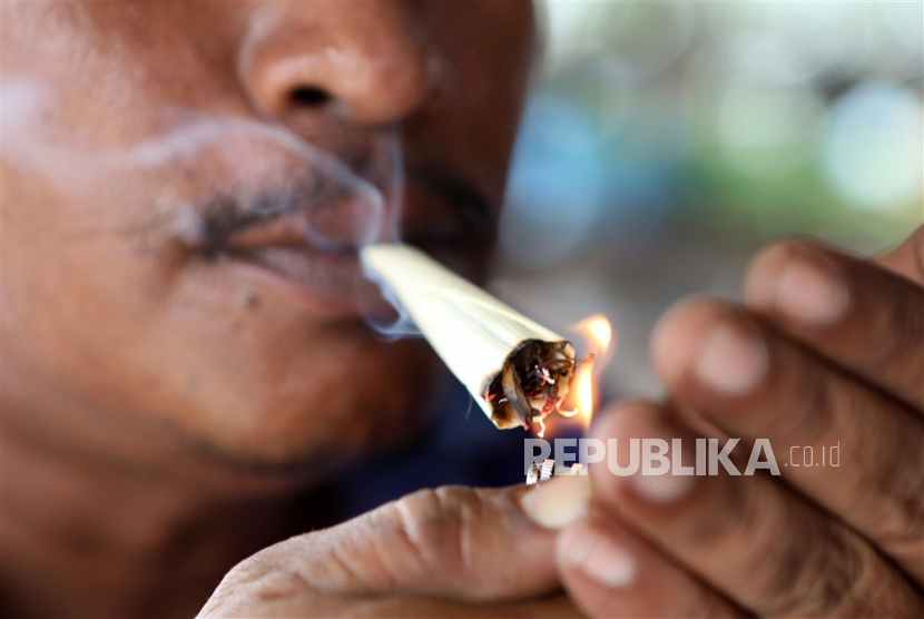 Rokok (ilustrasi). Inflasi Papua Barat mencapai 3,99 persen salah satunya karena harga rokok.