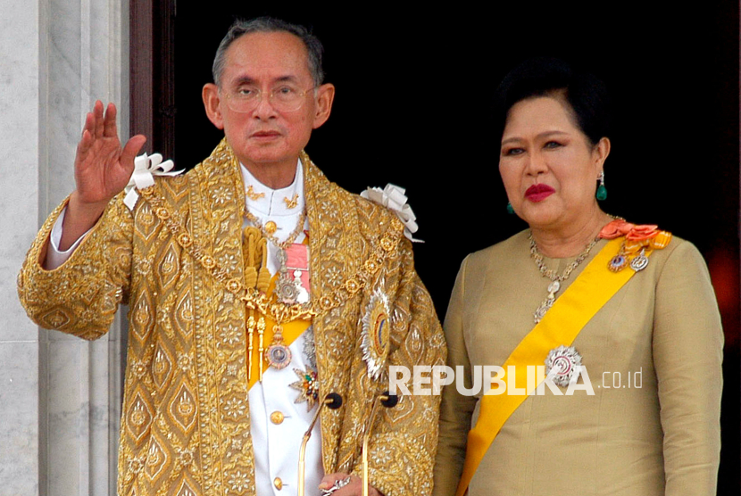 Simfoni Tahta: Kisah Adulyadej-Sirikit, Musik, dan Pembangunan Siam