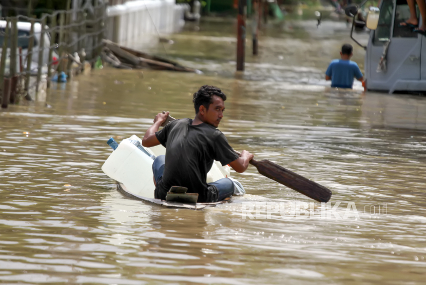 Warga membawa air bersih menggunakan perahu saat banjir melanda Aceh (ilustrasi)