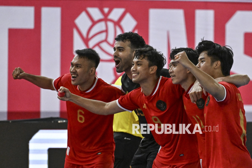 Pemain Timnas Futsal Indonesia Samuel Eko Putra (kiri) berselebrasi bersama rekan setimnya usai mencetak gol ke gawang Timnas Futsal Jepang pada kompetisi Indonesia Futsal 4 Nations World Series 2025 di Jakarta International Velodrome, Jakarta, Kamis (30/1/2025). Timnas Futsal Indonesia menang dengan skor 1-0. 