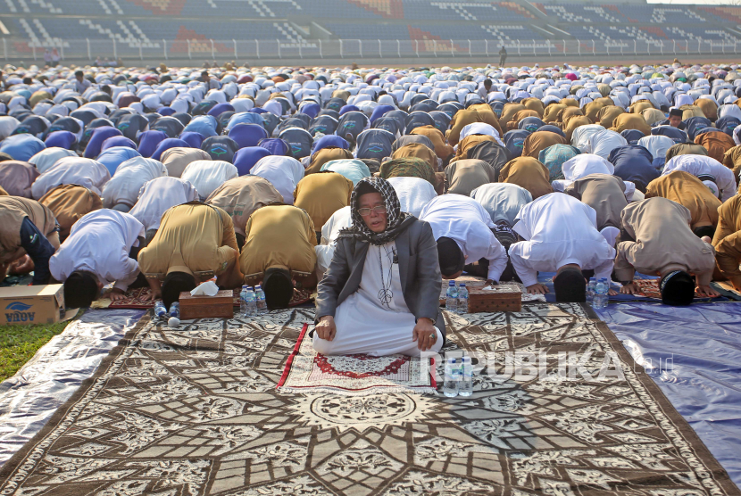 Umat muslim melaksanakan sholat Istiqa di Lapangan Benteng Reborn, Tangerang.