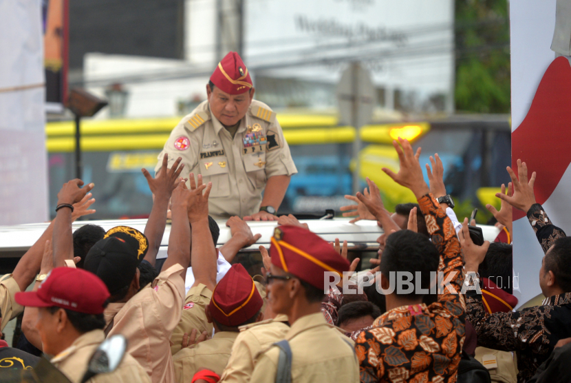 Menteri Pertahanan, Prabowo Subianto menyapa para purnawirawan saat menghadiri reuni akbar dan halal bihalal bersama Purnawarman TNI dan Polri di Jogja Expo Center, Yogyakarta, Rabu (3/5/2023). Sekitar 12 ribu purnawirawan yang tergabung dalam Purnawirawan Pejuang Indonesia Raya (PPIR) di DIY dan Jateng mrnghadiri reuni akbar ini. Dalam sambutannya Prabowo menyatakan siap kembali diusung menjadi Bacapres pada Pemilu 2024 mendatang.