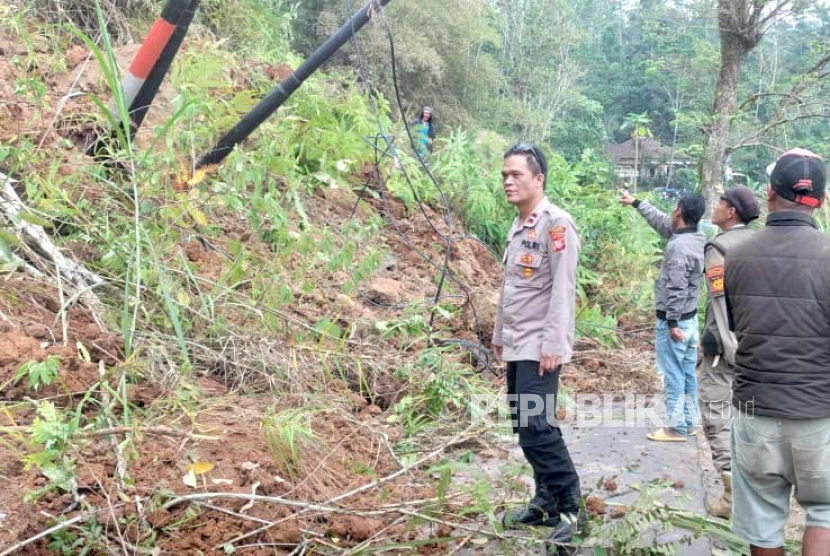 Material tanah longsor menutup ruas Jalan Banjarwangi-Singajaya di Desa Banjarwangi, Kecamatan Banjarwangi, Kabupaten Garut, Jawa Barat, Senin (28/8/2023). 