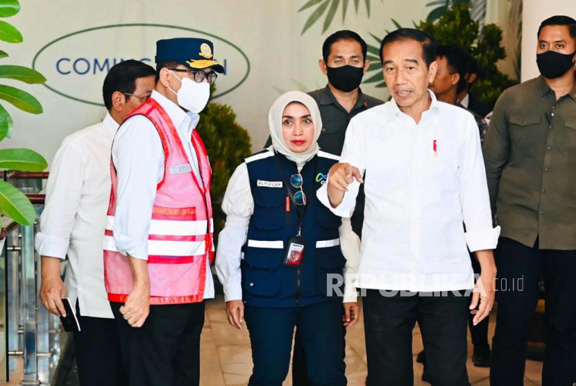 Presiden Jokowi usai meninjau Pelabuhan Merak saat arus mudik lebaran 2023.