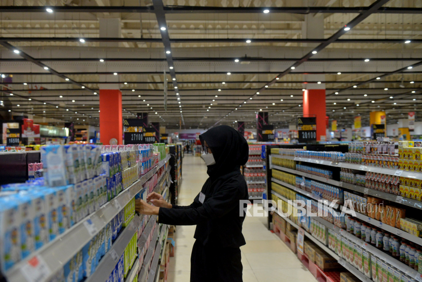 Karyawan menata produk minuman di Transmart Cempaka Putih, Jakarta, Senin (2/1/2023). Bank Indonesia (BI) memastikan sudah menentukan arah kebijakan pada tahun ini.
