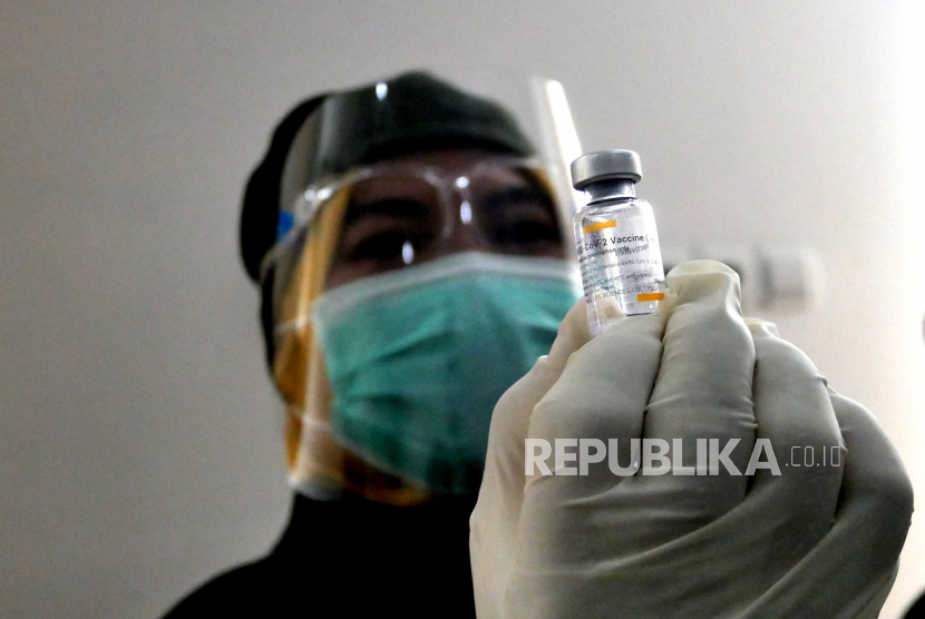 Tenaga kesehatan menunjukan ampul vaksin Covid-19 sebelum vaksinasi di Puskesmas Ngemplak II di Sleman, Yogyakarta, Kamis (14/1). DIY memulai vaksinasi Covid-19 secara serentak tahap pertama. Dan kali ini diprioritaskan untuk tenaga kesehatan.