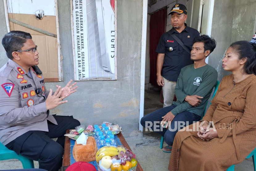 Kapolres Indramayu, AKBP M Fahri Siregar mengunjungi korban TPPO di Desa Pranggong, Kecamatan Arahan, Kabupaten Indramayu, Jumat (9/6/2023). 