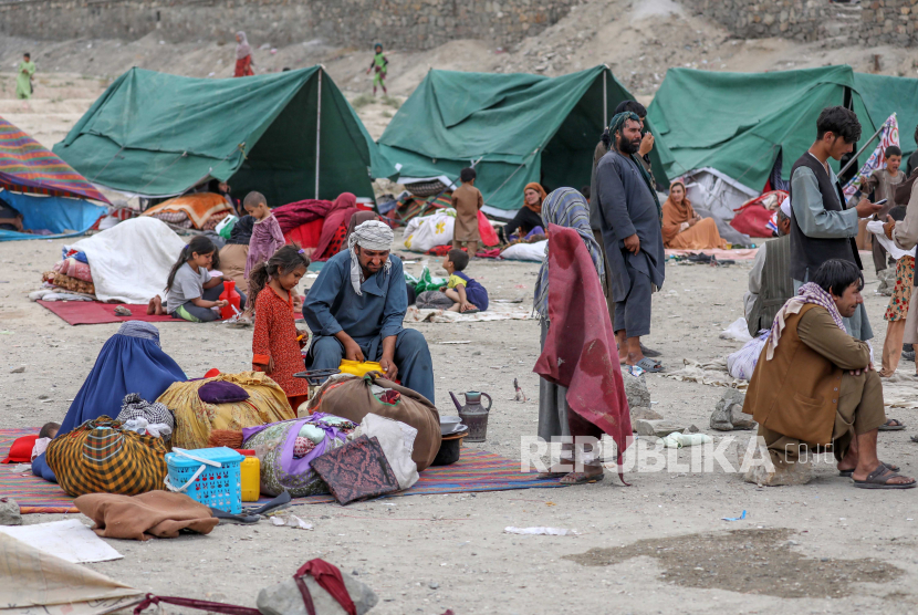 Keluarga pengungsi internal dari provinsi utara, yang melarikan diri dari rumah mereka karena pertempuran antara Taliban dan pasukan keamanan Afghanistan, berlindung di sebuah taman umum di Kabul, Afghanistan, 14 Agustus (dikeluarkan 15 Agustus). 