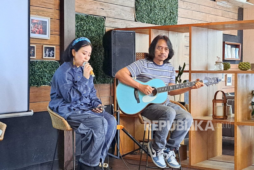 Musisi Dewa Budjana berkolaborasi dengan penyanyi Astrid merilis lagu religi berjudul Lillahi Ta ala. Video klip lagu tersebut disutradarai oleh anak Dewa Budjana sendiri.