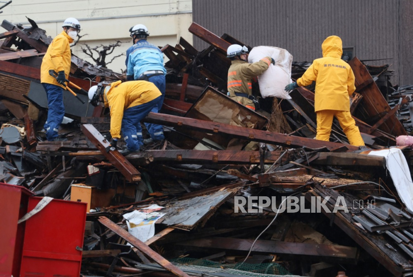Petugas penyelamat mencari orang hilang di sebuah bangunan yang runtuh di kota Wajima yang dilanda gempa, Prefektur Ishikawa, Jepang tengah,  Rabu, (3/1/2024).