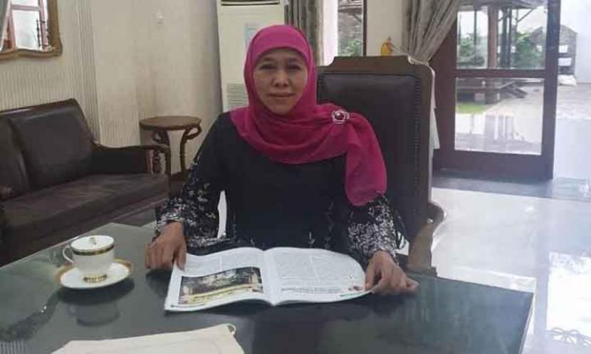 Gubernur Jawa Timur Khofifah Indar Parawansa mengumumkan dirinya terkonfirmasi positif Covid-19. 
