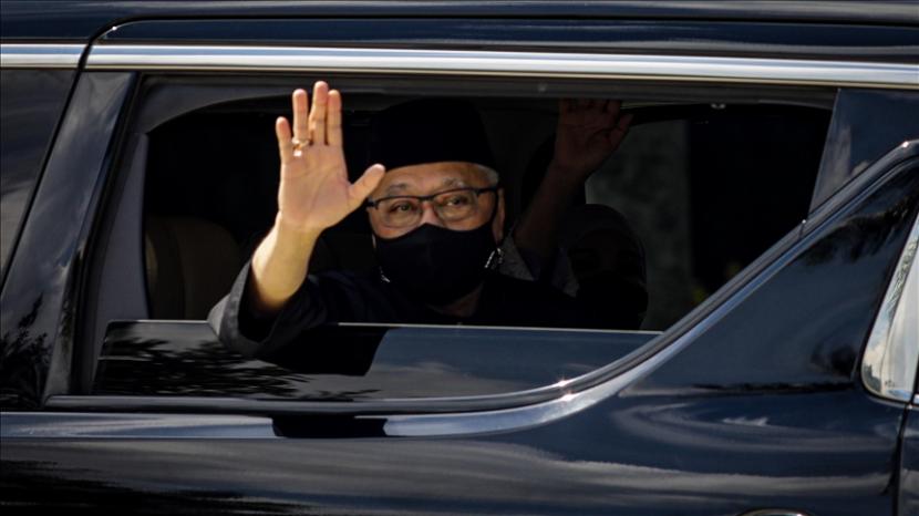 Perdana Menteri Malaysia Ismail Sabri Yaakob melakukan karantina setelah melakukan kontak erat dengan pasien Covid-19. 