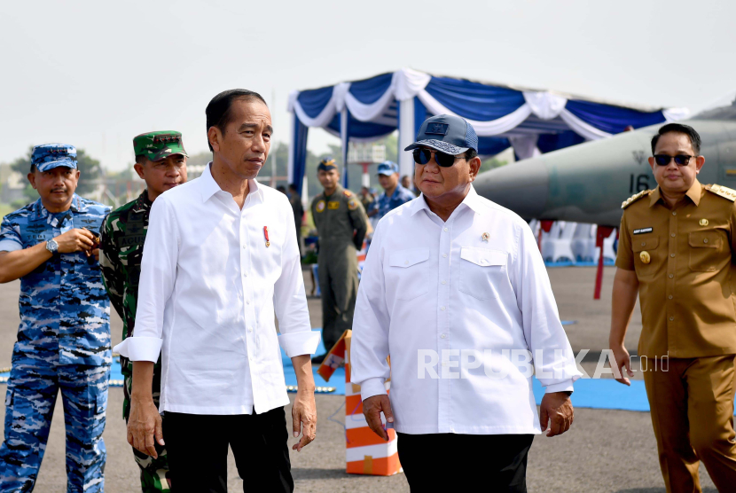 Presiden Joko Widodo (Jokowi) bersama Prabowo Subianto. Peneliti BRIN sebut Prabowo akan menggunakan strategi Jokowi dengan lemahkan oposisi.