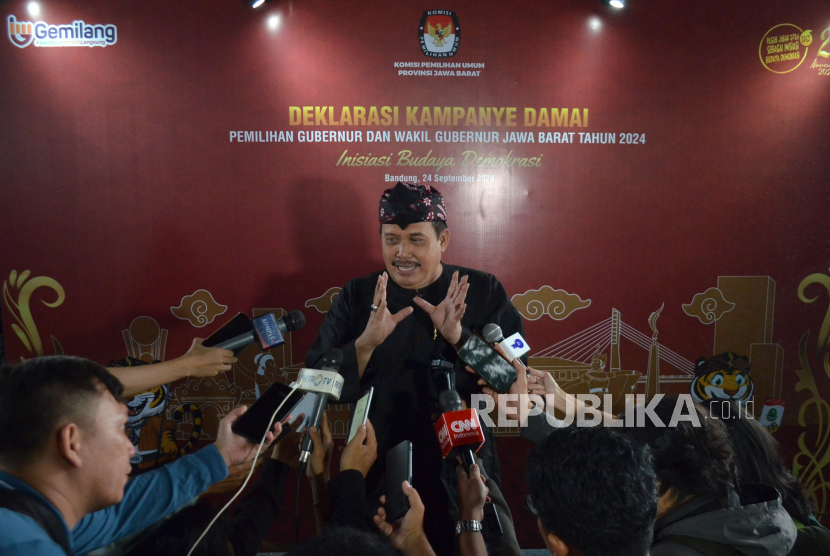 Calon Gubernur Jawa Barat (Jabar) Jeje Wiradinata menyampaikan keterangan pers usai Deklarasi Kampanye Damai Pemilihan Gubernur dan wakil Gubernur Jabar 2024 yang digelar KPU Jabar, di Laswi Heritage, Kota Bandung, Selasa (24/9/2024). Kegiatan yang bertajuk Inisiasi Budaya Demokrasi ini merupakan langkah simbolis dalam rangka mendukung Pemilu damai dalam ajang kontestasi Pilkada Serentak 2024.