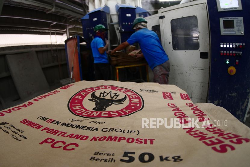 Seorang pekerja menyusun kertas zak bungkus ke dalam mesin pengsisi semen di fasilitas pengepakan semen (Packing Plant)  PT Semen Padang, Indarung, Padang, Sumatera Barat.
