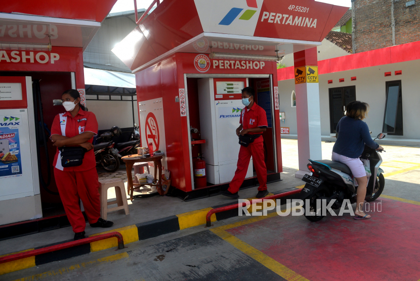 Warga mengisi bahan bakar minyak (BBM) di Pertashop, Yogyakarta, Selasa (10/5/2022).