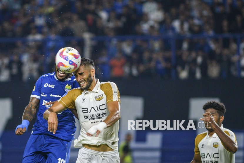 Pesepak bola Persib Bandung David Da Silva (kiri) berebut bola dengan pesepak bola Dewa United Angelo Rafael (kedua kiri) dalam pertandingan BRI Liga 1 di Stadion Gelora Bandung Lautan Api, Bandung, Jawa Barat (17/1/2025). Persib Bandung dikalahkan oleh Dewa United dengan skor 0-2. 