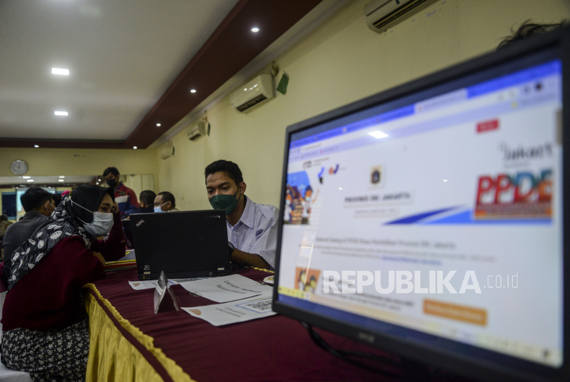 PPDB jalur prestasi sebesar 30 persen menjadi salah satu program Kemendikbud yang dinilai kurang bermanfaat. Foto ilustrasi petugas melayani orang tua murid berkonsultasi terkait pendaftaran daring Penerimaan Peserta Didik Baru (PPDB) 2022.