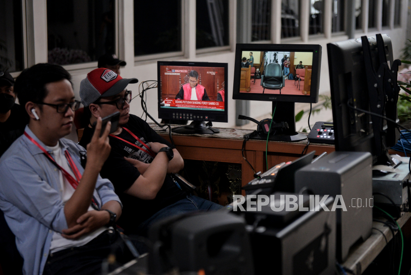 Operator stasiun televisi menyimak pembacaan analisa fakta yuridis saat sidang putusan banding di Pengadilan Tinggi DKI Jakarta, Rabu (12/4/2023). KY memantau sidang banding terhadap Ferdy Sambo dan tiga terdakwa lainnya.