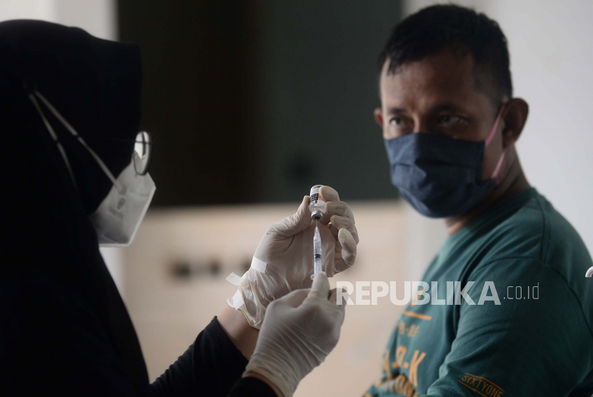 Tenaga kesehatan puskesmas Kecamatan Menteng bersiap menyuntikkan vaksin covid-19 kepada warga saat pelaksanaan vaksinasi Covid-19 dinamis wilayah Kecamatan Menteng di RW 01 Kelurahan Cikini, Menteng, Jakarta, Sabtu (11/9). 