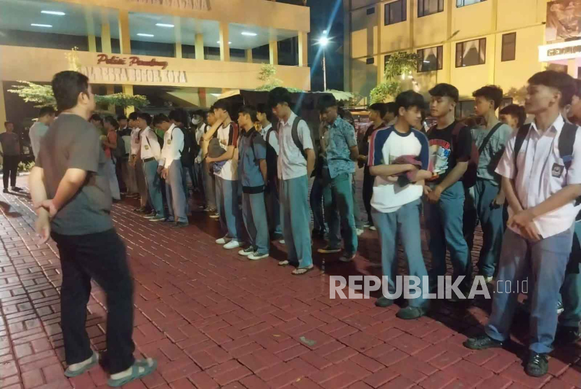 Sebanyak 92 pelajar SMK Kota Bogor digiring ke Mako Polresta Bogor Kota, ketika sedang merayakan ulang tahun basis dan berpotensi melakukan tawuran, Sabtu (30/9/2023) malam. Dari tangan para pelajar, didapati minuman keras ciu dan flare untuk perayaan acara. 