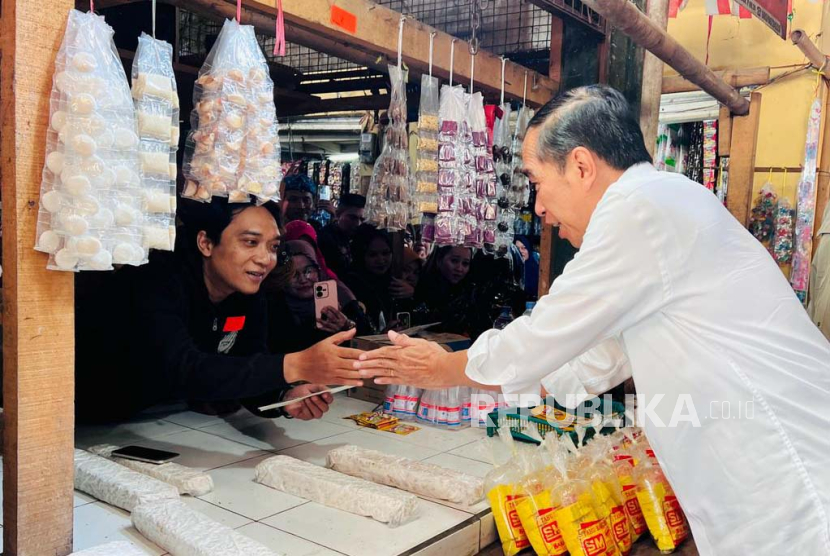 Presiden Jokowi saat meninjau harga kebutuhan pokok di Pasar Parungkuda, Kabupaten Sukabumi, Jawa Barat, Jumat (4/8/2023) (ilustrasi).