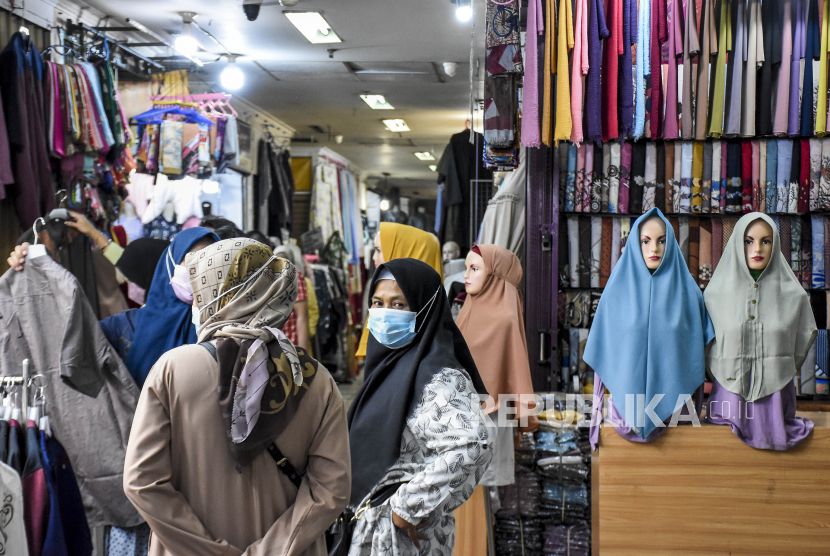 Sejumlah pengunjung berada di salah satu kios di Pasar Baru, Jalan Otto Iskandar Dinata, Kota Bandung, Kamis (29/4/2021). Badan Pusat Statistik (BPS) mencatatkan konsumsi rumah tangga mengalami kontraksi sebesar 2,23 persen pada kuartal satu 2021. Foto: Republika/Abdan Syakura