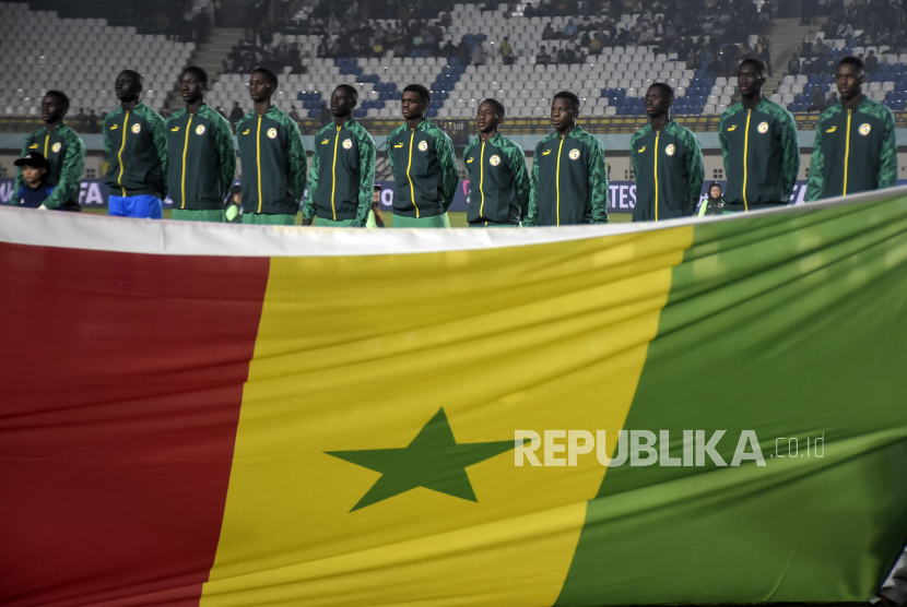 Pemain Timnas Senegal menyanyikan lagu kebangsaan sebelum pertandingan babak penyisihan Grup D Piala Dunia U17 2023 di Stadion Si Jalak Harupat, Kabupaten Bandung, Jawa Barat, Sabtu (11/11/2023). Dalam pertandingan tersebut Timnas Senegal berhasil mengalahkan Timnas Argentina dengan skor akhir 2-1.