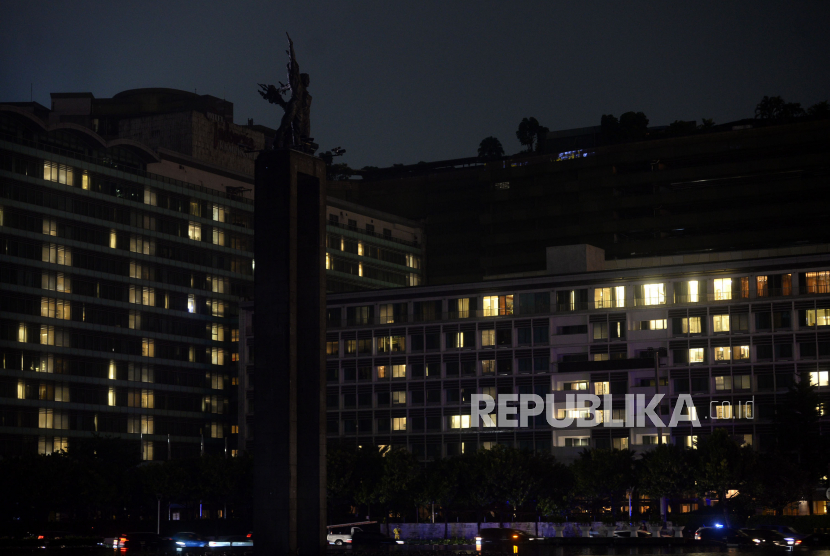 Lampu Patung Selamat Datang dimatikan saat berlangsung Earth Hour  di kawasan Bundaran HI, Jakarta Pusat, Sabtu (27/3/2021). 
