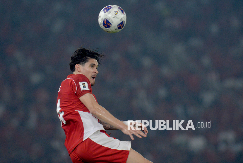 Pemain timnas Indonesia Kevin Diks melakukan sundulan pada pertandingan Kualifikasi Piala Dunia 2026 putaran ketiga Grup C melawan China di Stadion Utama Gelora Bung Karno, Jakarta, Kamis (5/6/2025). Timnas Indonesia mengalahkan China dengan skor 1-0. Gol tunggal Indonesia dicetak Ole Romeny lewat tendangan penalti di menit ke-45.