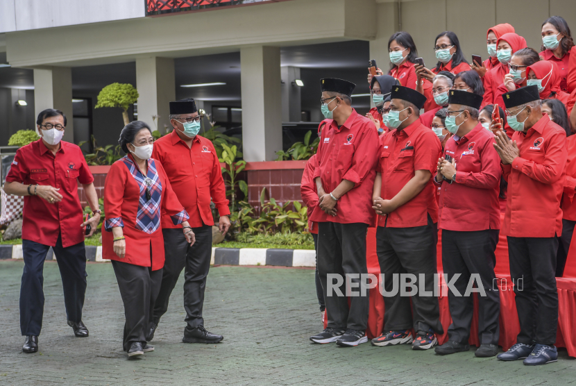 Ketua Umum PDI Perjuangan Megawati Soekarnoputri (kedua kiri) didampingi Menkumham yang juga Ketua DPP PDIP Bidang Hukum, HAM dan Perundang-undangan Yasonna Laoly (kiri), dan Sekretaris Jenderal DPP PDIP Hasto Kristiyanto (ketiga kanan) hadir dalam kegiatan Pendidikan Kaderisasi Perempuan di Sekolah Partai DPP PDI Perjuangan, Lenteng Agung, Jakarta, Kamis (23/2/2023). PDIP menegaskan, Megawati tidak pernah melarang ibu-ibu ikut pengajian. (ilustrasi)