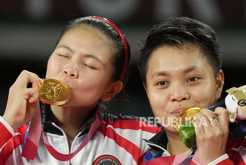  Greysia Polii dan Apriyani Rahayu (kanan) merayakan dengan medali emas setelah mengalahkan Chen Qing Chen dan Jia Yi Fan dari Cina dalam pertandingan perebutan medali emas ganda putri di Olimpiade 2020, Senin, 2 Agustus 2021, di Tokyo, Jepang.