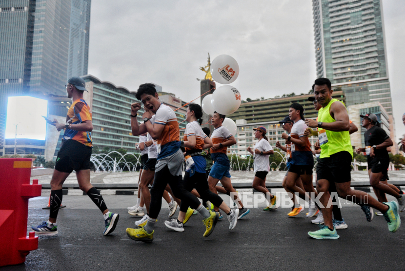 Peserta berlari saat mengikuti LPS Monas Half Marathon 2023 di Jakarta, Ahad (2/7/2023).
