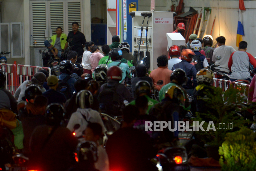 Sejumlah pengendara sepeda motor antre di SPBU Kawasan Matraman, Jakarta Pusat, Rabu (31/8/2022) malam WIB, menjelang kenaikan harga BBM. 