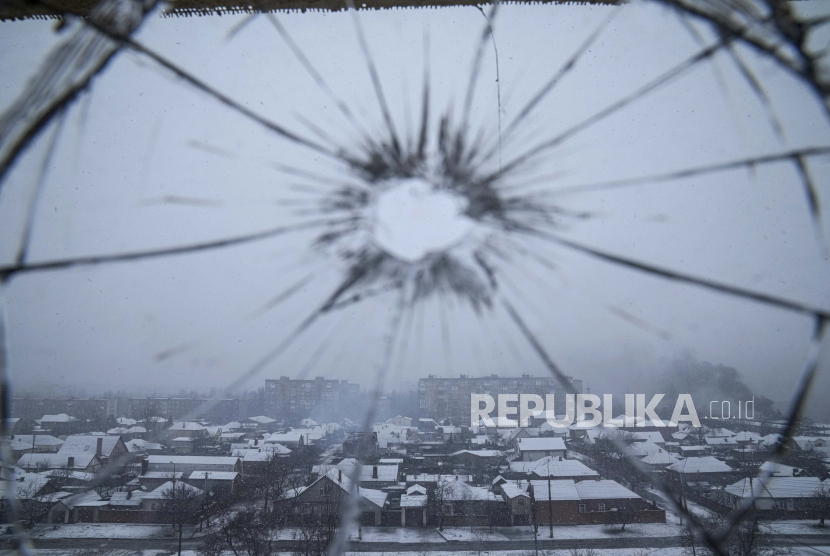 Kaca di jendela rumah sakit pecah akibat penembakan di Mariupol, Ukraina, Kamis, 3 Maret 2022. Pemerintah Inggris kembali mengucurkan bantuan senilai 100 juta dolar AS untuk Ukraina.