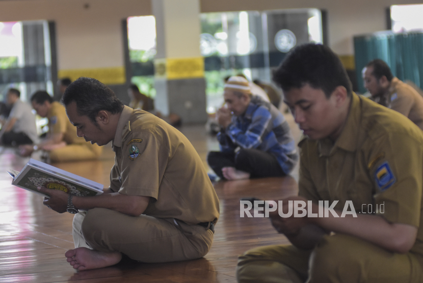 Saat Istiqomah Amalkan Sunnah, Ini yang Terjadi pada Panca Indranya. Foto:   Umat muslim membaca Alquran usai menunaikan ibadah Sholat Dzuhur di Masjid Al Ukhuwah, Jalan Wastukencana, Kota Bandung, Jawa Barat, Senin (27/3/2023). Pada bulan suci Ramdhan, umat muslim memanfaatkan waktu dengan memperbanyak serta meningkatkan ibadah membaca Alquran (tadarus) dan melaksanakan shalat-shalat sunnah.