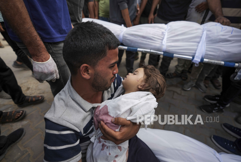 Karam Harara memegang jenazah putrinya yang berusia 2 tahun, Sabreen, yang syahid dalam serangan udara Israel di Gaza tengah, Ahad 19 Mei 2024.