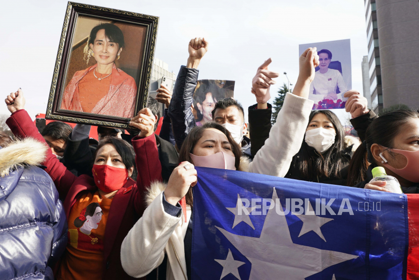  Penduduk Myanmar yang tinggal di Jepang dengan potret pemimpin de facto pemerintah Myanmar Aung San Suu Kyi menggelar unjuk rasa di depan Universitas Perserikatan Bangsa-Bangsa di Tokyo Senin, 1 Februari 2021, setelah militer Myanmar mengambil kendali negara itu selama satu tahun . 