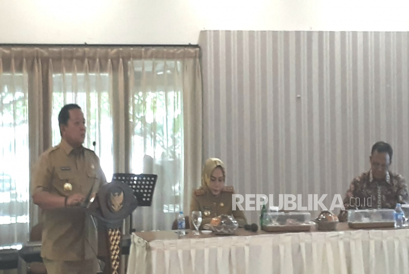 Gubernur Lampung Arinal Djunaidi memaparkan perkembangan program BUMDes di Lampung, Senin (6/2/2023). Saat ini di Provinsi Lampung ada 2.188 Badan Usaha Milik Desa (BUMDes) yang aktif dan terdapat 57 Badan Usaha Milik Bersama (BUMDesma). Dari jumlah 2.446 desa, 72 persen atau 1.753 desa sudah berstatus Desa Smart Village, yang tidak ada ada lagi desa sangat tertinggal. 