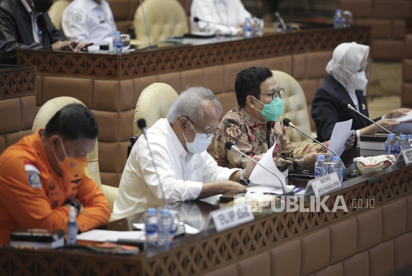 Mendes PDTT Abdul Halim Iskandar (kedua kanan) bersama Menteri PUPR Basuki Hadimuljono (kedua kiri), Kabasarnas Marsda TNI Henri Alfiandi (kiri) dan Kepala BMKG Dwikorita Karnawati (kanan) mengikuti rapat kerja dengan Komisi V DPR di Kompleks Parlemen, Senayan, Jakarta, Senin (6/9/2021). Rapat tersebut membahas penetapan hasil RKA K/L TA. 2022 dalam RAPBN TA. 2022. 