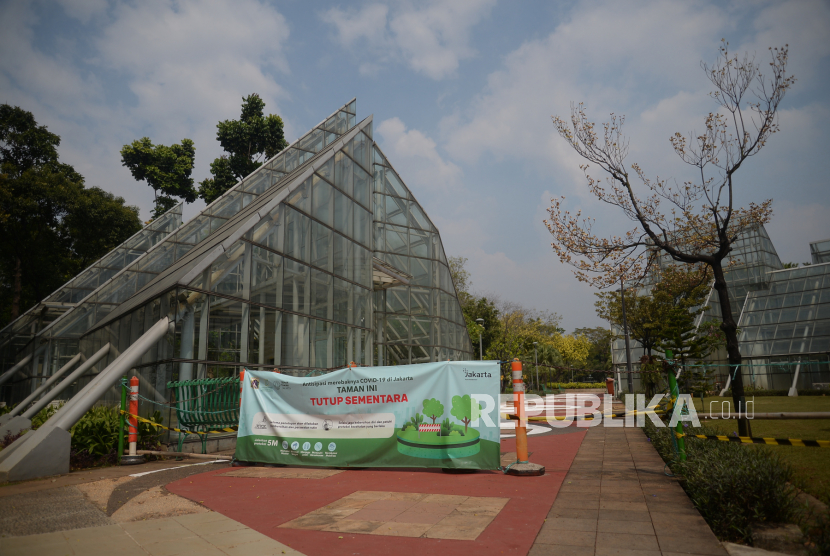 Suasana Taman Menteng yang ditutup untuk umum di Jakarta, Sabtu (28/8). Pengamat kebijakan publik dari Universitas Trisakti, Trubus Rahadiansyah mengemukakan, pembukaan taman-taman kota di Ibu Kota dengan pengawasan protokol kesehatan yang ketat akan berdampak positif bagi para pelaku UMKM.