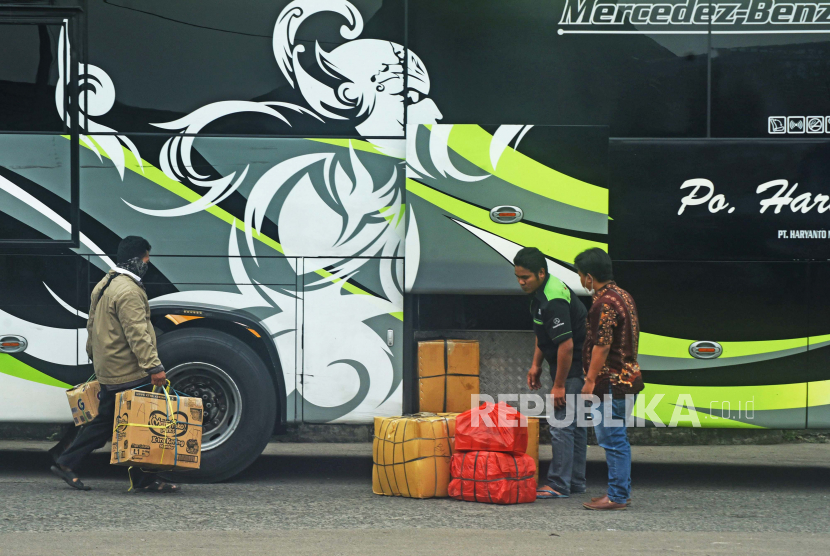 Sejumlah calon penumpang angkutan umum yang akan mudik dengan dibantu awak bus memasukkan barang bawaan mereka kedalam bagasi bus di Terminal Bus Pakupatan Kota Serang, Banten, Jumat (22/4/2022). (Ilustrasi)