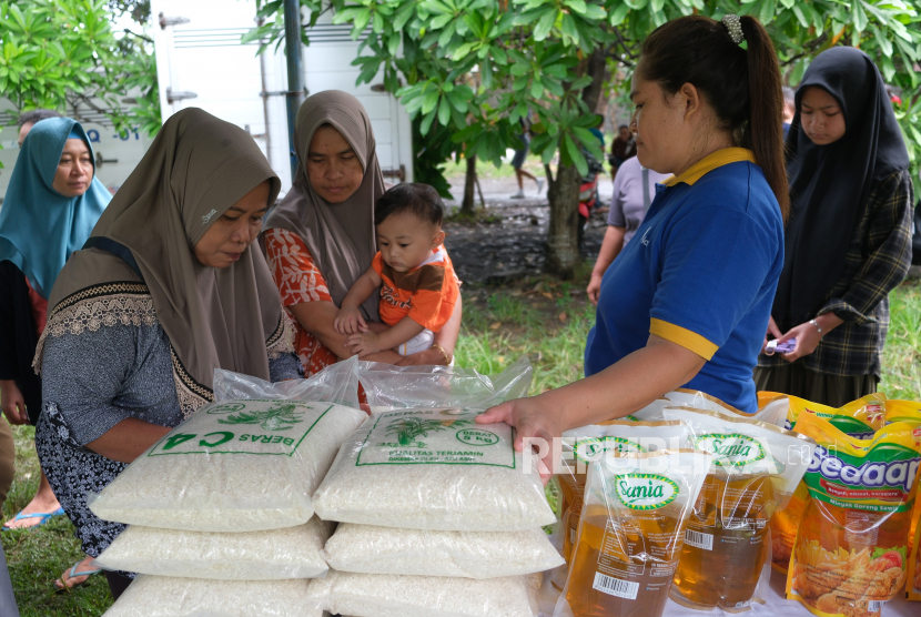 Pedagang melayani warga yang membeli bahan pokok saat pasar murah dalam rangka menyambut Hari Raya Idul Fitri 1444 H di Lapangan Kapten Japa, Denpasar, Bali, Rabu (12/4/2023). Badan Pusat Statistik (BPS) mencatat inflasi pada April 2023 meningkat ke level 0,33 persen secara bulanan.