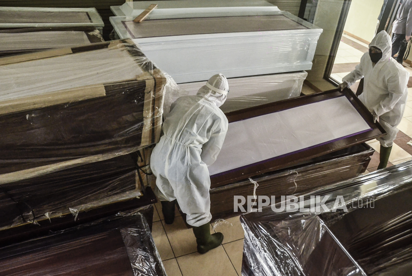 Sejumlah petugas merapikan peti khusus jenazah COVID-19 di rumah duka Dharma Agung, Bekasi, Jawa Barat, Rabu (1/4/2020). Menurut petugas rumah duka peti tersebut diberikan secara gratis untuk korban dan untuk mencegah penyebaran  virus COVID-19.