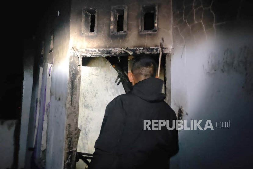Petugas pemadam kebakaran (damkar) memeriksa bangunan rumah yang dilanda kebakaran di Desa Mancagar, Kecamatan Lebakwangi, Kabupaten Kuningan, Jawa Barat, Selasa (17/10/2023) malam.