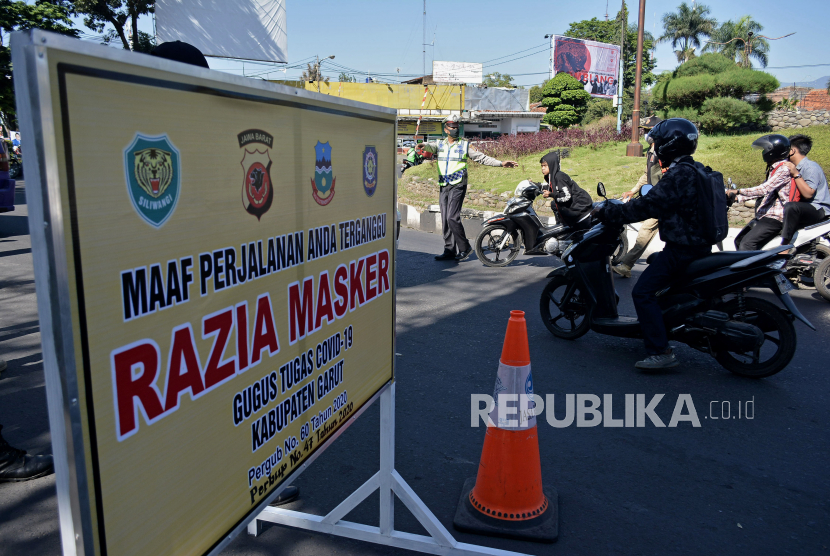 Petugas gabungan melakukan razia penertiban masker di Bunderan Simpang Lima, Kabupaten Garut, Jawa Barat, Selasa (25/8). Total pasien terkonfirmasi covid di Garut saat ini berjumlah 85 kasus.