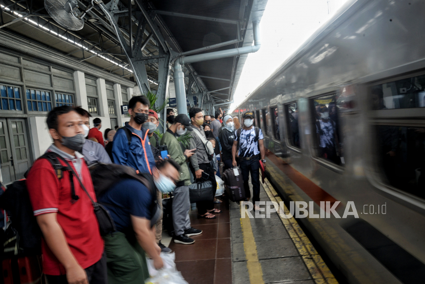 Penumpang menaiki kereta api Airlangga jurusan Surabaya Pasarturi di Stasiun Pasar Senen, Jakarta, Ahad (10/4/2022). Pemerintah memperkirakan akan ada 80 juta orang melaksanakan mudik Lebaran tahun ini.