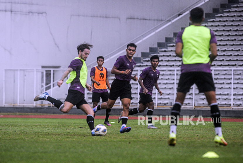 Pesepak bola timnas Indonesia U-23 Marc Klok menguasai bola saat melakukan latihan jelang SEA Games 2021 Vietnam.